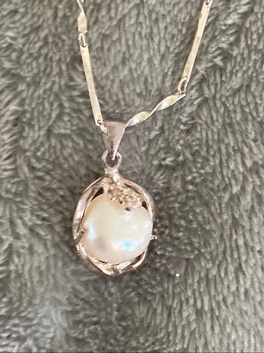 Faux pearl pendant necklace